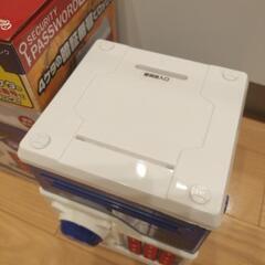 お札が吸い込まれる貯金箱＋喋るドラえもん目覚まし時計付きの画像