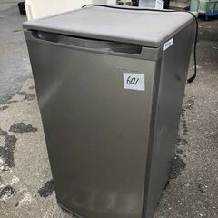 NO 601 ★格安特価★福岡市内配送設置無料★　2021年式 冷凍庫 グレー SKM85F [85L /1ドア /右開きタイプ]割れあり NO 601 ?福岡市内配送設置無料✨?　2021年式 冷凍庫 グレー SKM85F [85L /1ドア /右開きタイプ]割れあり 