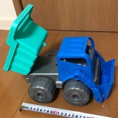 ダンプカーのようなブルドーザー(プラスチック製)の画像