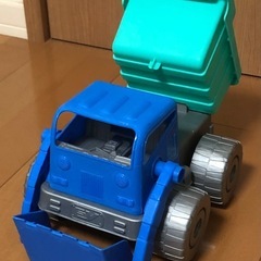 ダンプカーのようなブルドーザー(プラスチック製)の画像