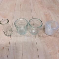 ガラスとプラスチックのビン、カップ