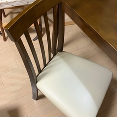 ダイニングテーブル＋椅子2脚の画像