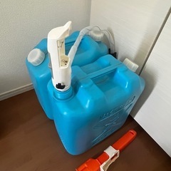 灯油タンク18リットル2個、電動灯油ポンプ1台