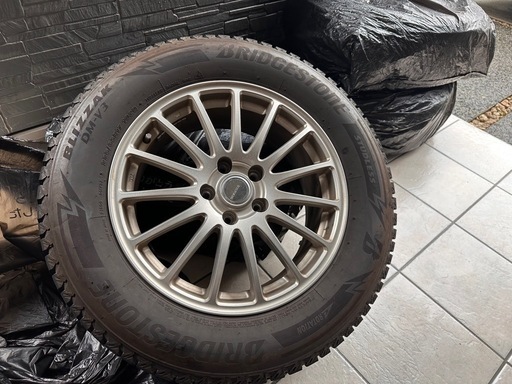 ブリジストン スタッドレスタイヤ 美品　225/65R17
