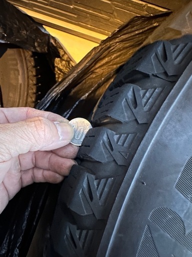 ブリジストン スタッドレスタイヤ 美品　225/65R17
