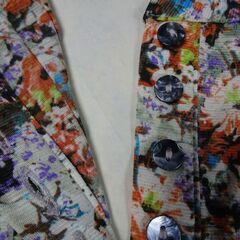 《新品タグ付き》長袖カットソー・フレア・ゆったりサイズ・花柄オレンジ・貝ボタン・ヘンリーネックの画像