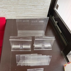 カタログスタンドとアクリルメニュー立ての画像