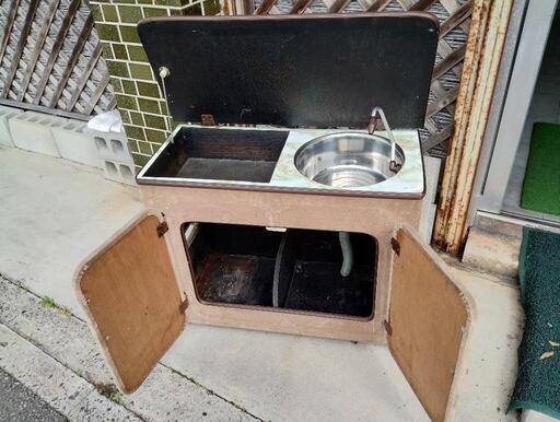 キャンピングカー向けミニシンクです。外装傷み変色あり。金具に錆と破損があります。給水用ポンプ付き