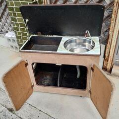 キャンピングカー向けミニシンクです。外装傷み変色あり。金具に錆と...