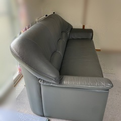 【お渡し先決まりました】３人掛けソファー差し上げます！の画像