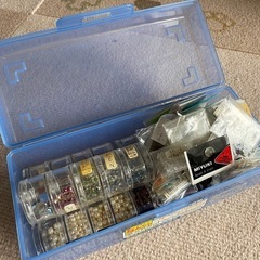 主に貼り付けるタイプのビーズの材料の画像