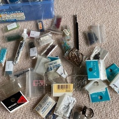 主に貼り付けるタイプのビーズの材料の画像