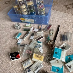 主に貼り付けるタイプのビーズの材料の画像