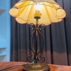 アンティーク風のオシャレテーブルランプの画像