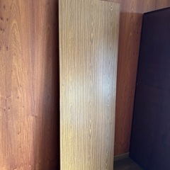 会議や集まりに便利な長い折りたたみテーブルの画像