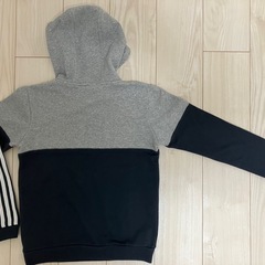 adidas スウェットパーカ　150サイズ　子供服の画像