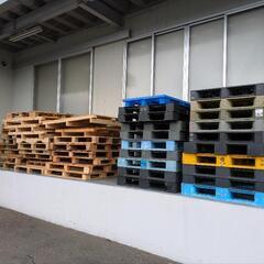 木製パレットとプラスチックパレット