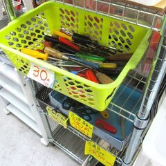 雑貨品 どれでも一つ 30円 ハンガー 工具 プラケース 日用雑貨 新品の物もあります。 いろいろあります。の画像