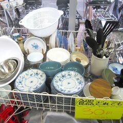 食器 どれでも一つ30円 茶碗 コップ 湯呑 角皿 小皿 お玉 調理皿 おちょこなど 色いろあります。の画像