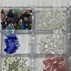 手芸パーツ:天然石のさざれ石やビーズのセットの画像