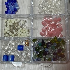 手芸パーツ:天然石のさざれ石やビーズのセットの画像