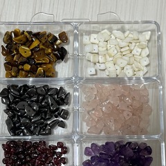 手芸パーツ:天然石のさざれ石やビーズのセットの画像