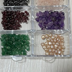 手芸パーツ:天然石のさざれ石やビーズのセットの画像