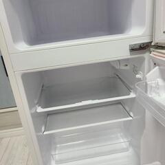 冷蔵庫とシングルマットレスの画像