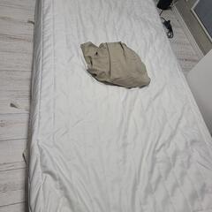 冷蔵庫とシングルマットレスの画像