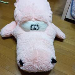 ワニの上に乗る事ができるぬいぐるみ
