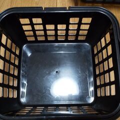 プラスチック手提げかご4個・プラスチックコンテナ1個　差し上げますの画像