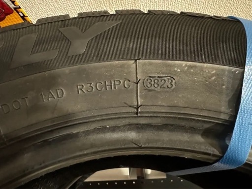 【新品】室内保存　スタッドレスタイヤ  215/60R/16 