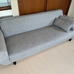 綺麗三人掛けソファーの画像