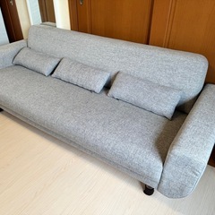 綺麗三人掛けソファーの画像