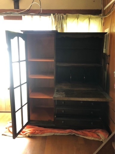 机にもなる収納家具
