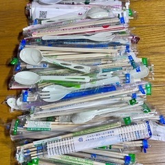 割り箸、スプーン、たくさん