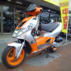 NO.5198　ＫＹＭＣＯ　スーパー９Ｓ　水冷２サイクルエンジン　前後ディスクブレーキ　１２インチタイヤ　オレンジ＆シルバー　の画像
