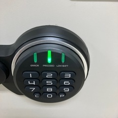 I2410-772 Sentry Safe 金庫 テンキー式 取説なし ボタンの反応・開閉確認済み 中古の画像