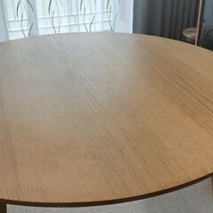 イケアダイニングテーブル（直径110cm）の画像