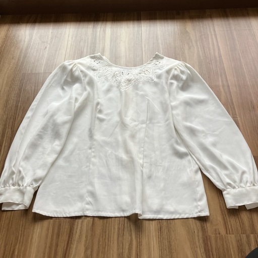 肩パッド入りブラウス