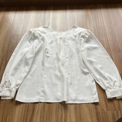肩パッド入りブラウス