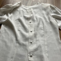 肩パッド入りブラウスの画像