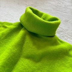 ZARA 蛍光カラータートルネックセーター ほぼ新品の画像