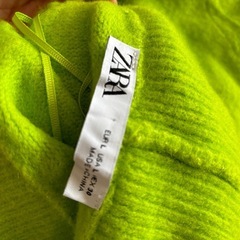 ZARA 蛍光カラータートルネックセーター ほぼ新品の画像