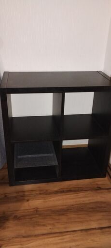 IKEA（イケア）のシェルフユニット KALLAX（カラックス） サイズ： 77×77cm 色：ブラックブラウン https://www.ikea.com/jp/ja/p/kallax-shelving-unit-black-brown-50351892/#content です。