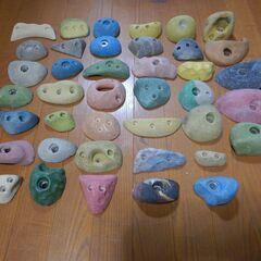 室内クライミング用のスタンスとホールドの画像