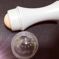 超美品🌟あぶらとり紙の現代版🌟珪藻土で肌の脂取り🌟外して洗える🌟外フタは垂直に外れます🌟珪藻土の取り方はロック記号に従って左右にカチッとするだけ🌟の画像