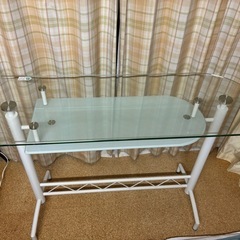 ガラステーブルの画像
