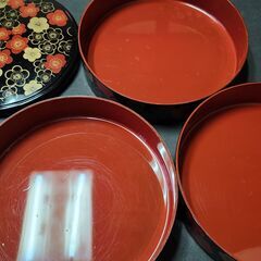 豪華な丸形お重箱　三段　梅模様　プラ製の画像