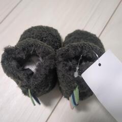 新品タグ付 ファーストシューズ H＆M 8cm 恐竜みたいな靴、ぬくぬくと履き心地のよいルームシューズ。滑り止めが付いたソフトソール、サンダル、シューズ、スニーカー、ファーストシューズなど、男女兼用 、複数点の投稿予定です。プロフィール一読くださいませの画像